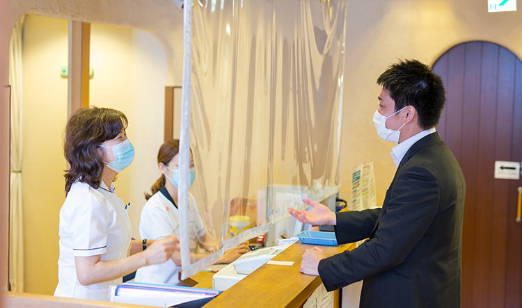 飛沫防止フィルムを設置した外来受付 - 新型コロナウイルス感染症に対する感染対策の強化について | 福岡市博多区 不知火クリニック(うつ病の治療･入院･カウンセリング)